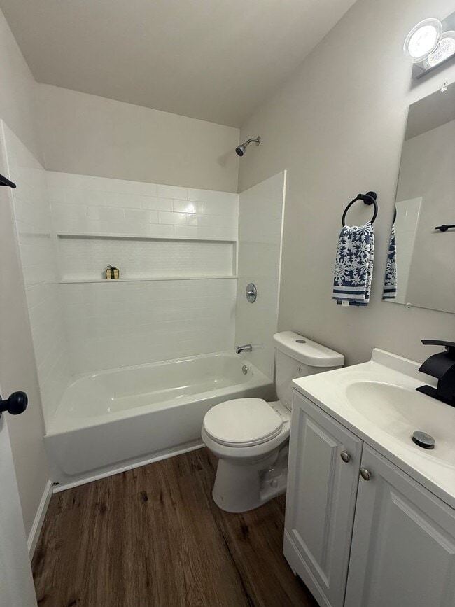 Building Photo - Beautifully updated & in great location