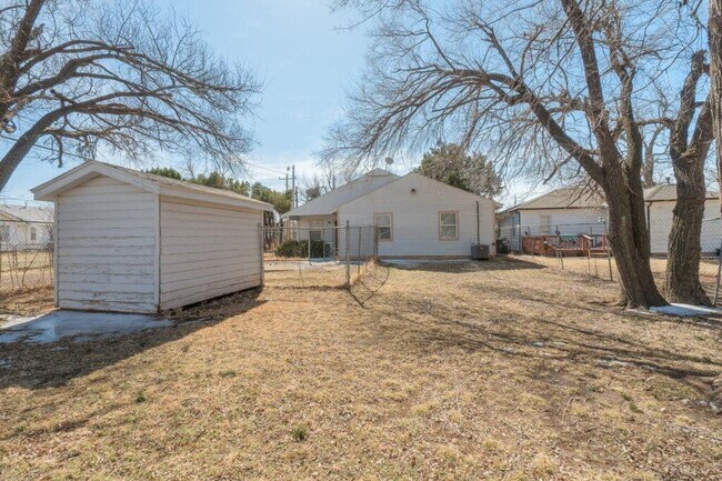 Building Photo - 109 E Colcord Ave
