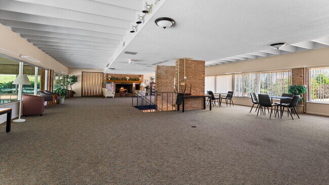 Building Photo - 1225 S Maple Rd