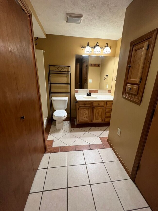Building Photo - Large 3 Bed 2 Bath Home!