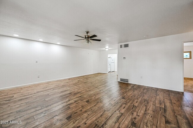 Building Photo - 430 W 3rd St