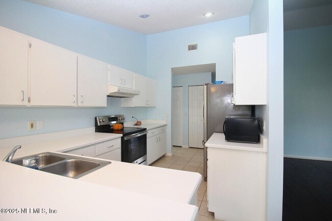 Building Photo - 48 Westover Ln