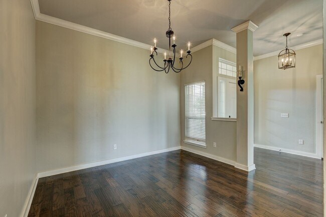 Building Photo - Desirable Home In Valencia Park!