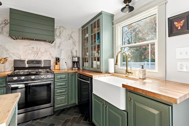 Building Photo - 10 Greenwood St