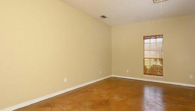 Building Photo - 15660 Silverhill Ave