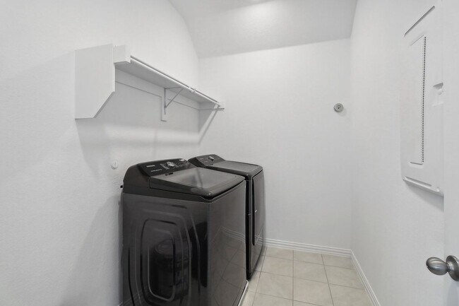 Building Photo - 1200 Milfoil Dr