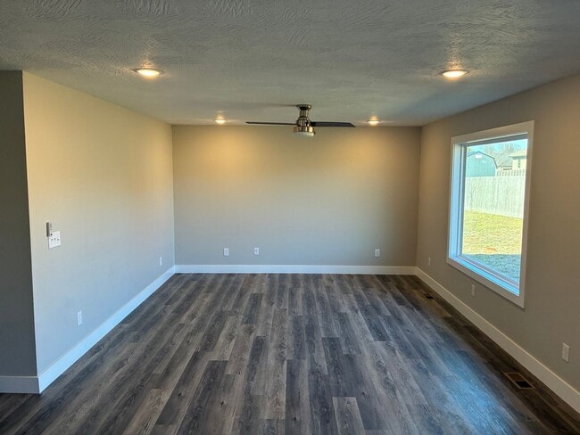 Building Photo - Beautiful 3 bedroom, 2 bath, 2 car garage duplex in Ozark! Spacious, granite with open / split be...