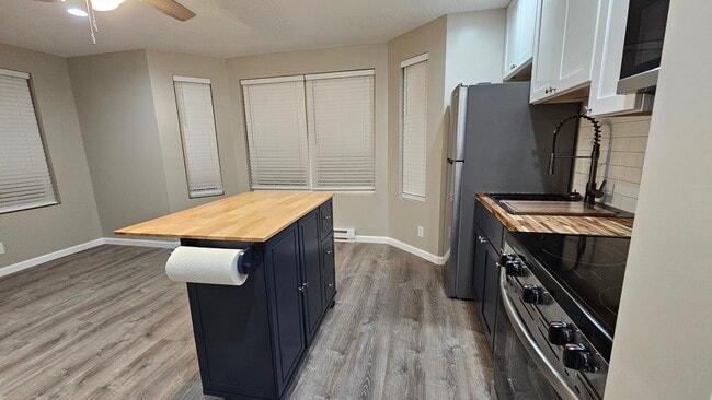 Building Photo - 715 W 8th St