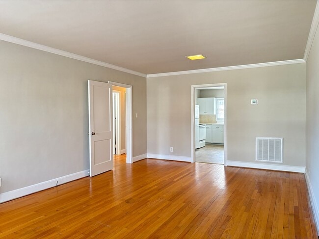 Building Photo - 2 Bedroom, 1 Bathroom Apartment in Greensboro!