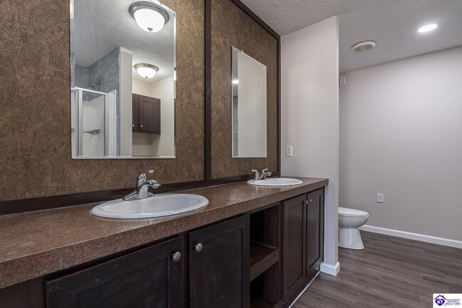 Building Photo - 190 Cedar Hills Rd