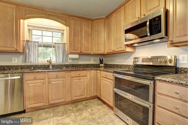 Building Photo - 3898 University Dr