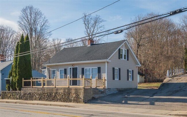 Building Photo - 670 Putnam Pike