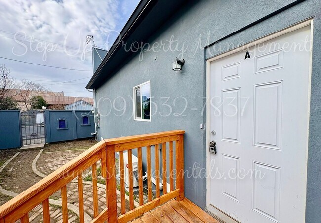 Building Photo - 18669 Pine St