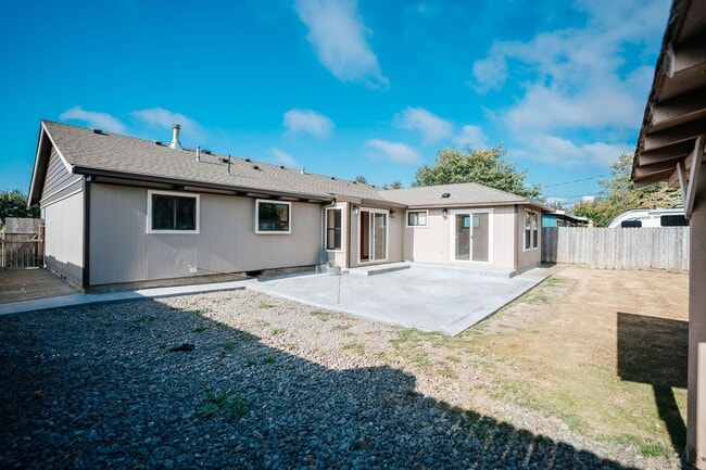 Building Photo - Single Family Home in Mckinleyville!