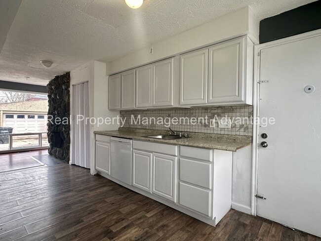 Building Photo - Beautiful Mid-Century 3 Bedroom Steps from Detroit Golf Club!