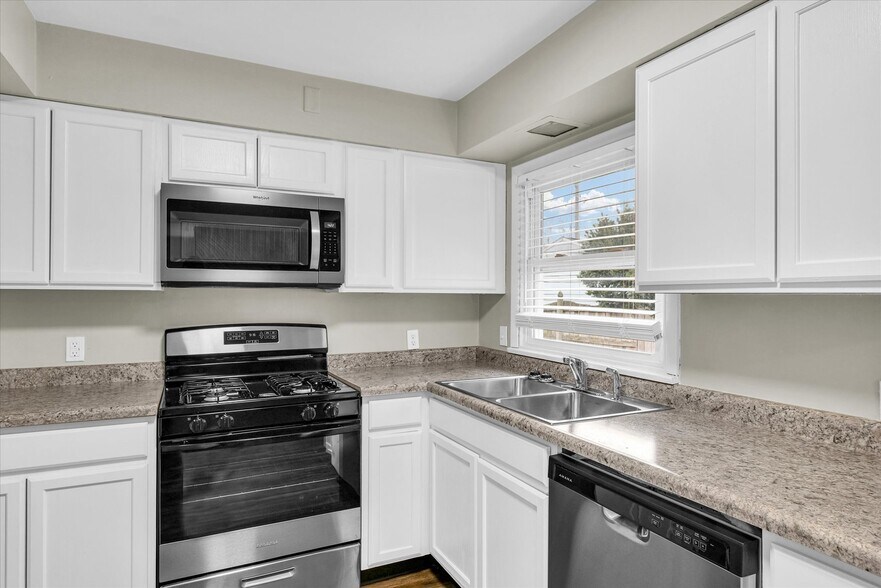 Building Photo - 19 Delaine Dr