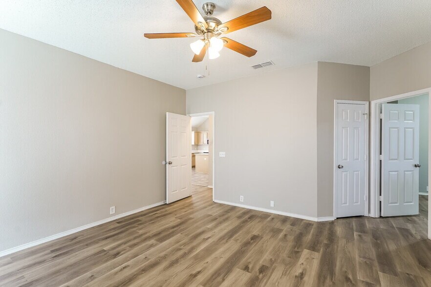 Building Photo - 4612 Parkmount Dr