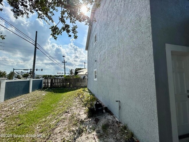 Building Photo - 910 Twisting Branch Ct