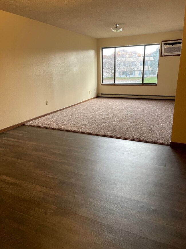 Building Photo - 4 Bedroom 2 Bathroom Apartment