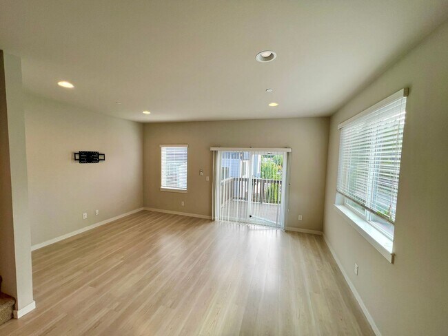 Building Photo - Exceptional 4 Bed 3 Bath Townhome on corner lot. One months rent free!!