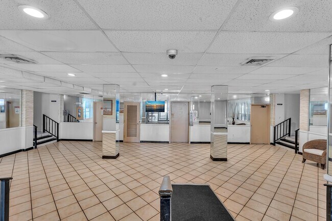 Building Photo - 4158 Inverrary Dr