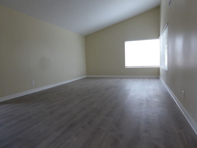 Building Photo - 3 Bedroom Pool Home in Saugus!