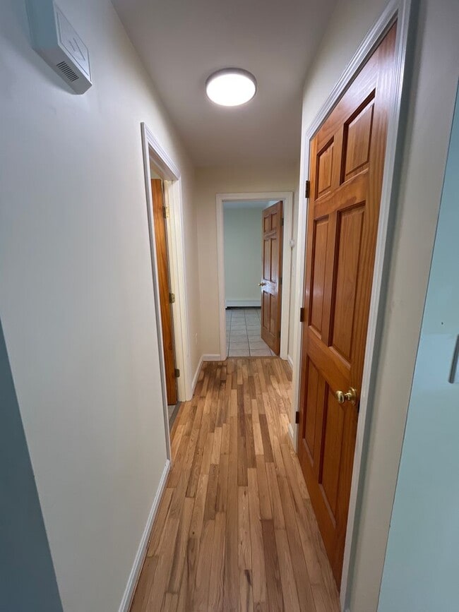 Building Photo - 3 Bedroom, 2 bath home newly renovated wit...