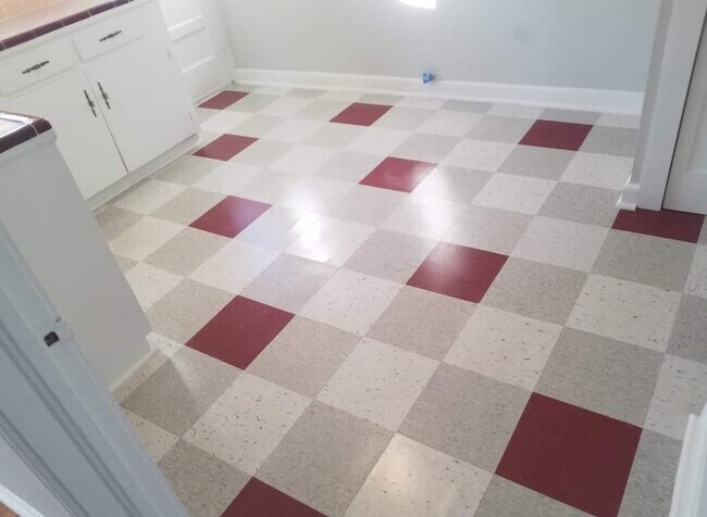 Building Photo - 1528 Steves Ave