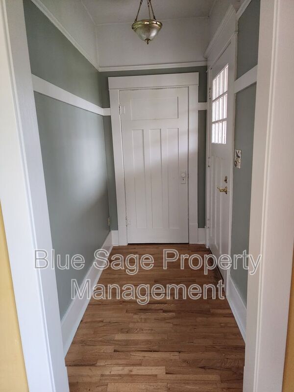 Building Photo - 137 W 13th St