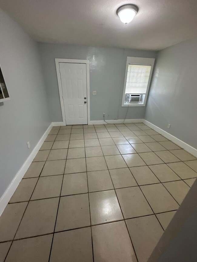Building Photo - 2540/2542 Moncrief Rd