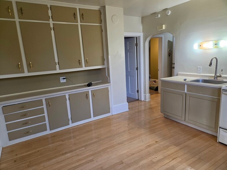 Kitchen 2of2 - 523 S 15th St
