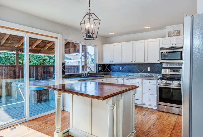 Building Photo - Monroe two story, three bed, two and half ...