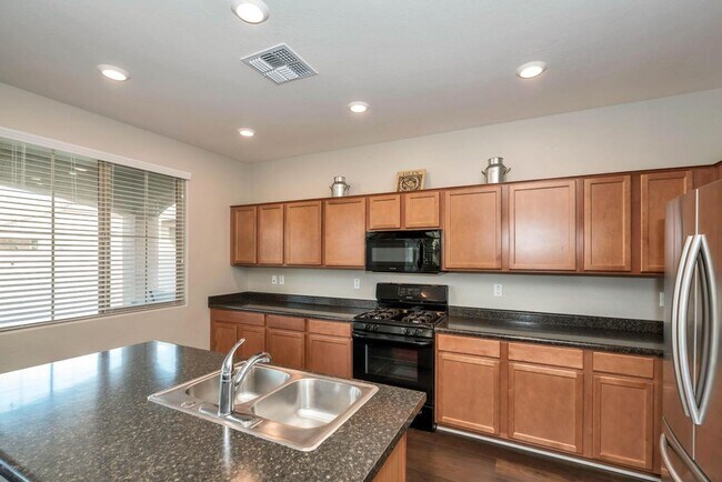 Building Photo - Spacious 5 Bedroom Home in Beautiful Chand...
