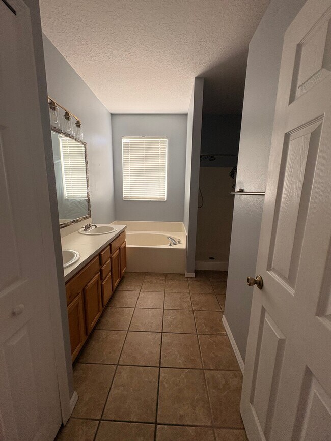 Building Photo - 1118 Dekleva Dr