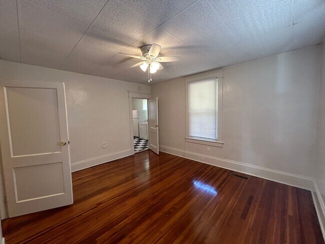 Building Photo - 1308 W Chapel Hill St