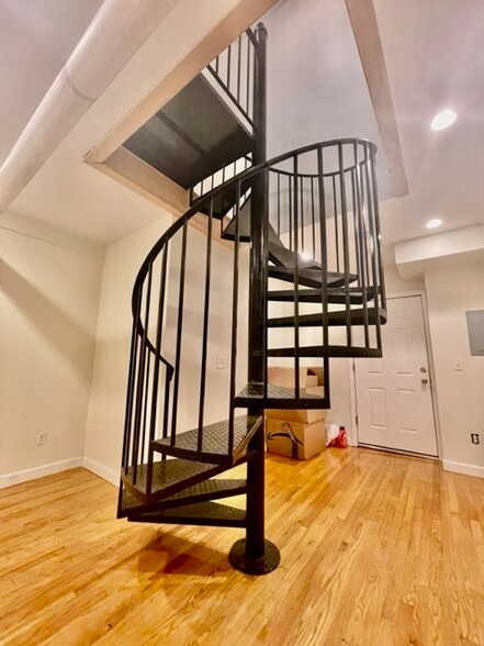 Building Photo - 18 Euston St