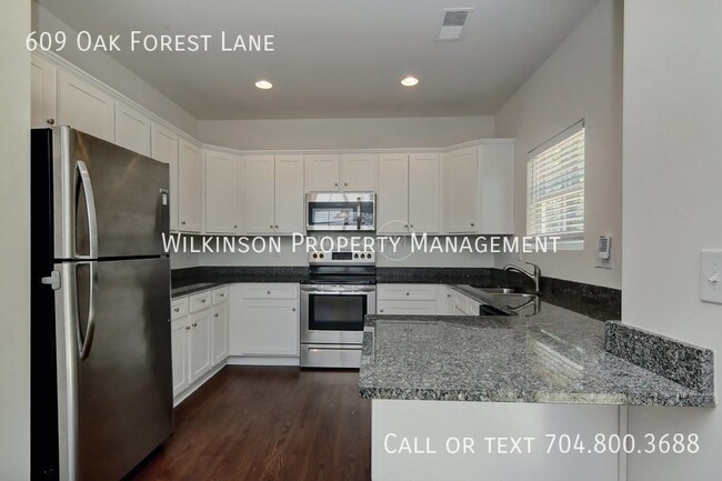 Building Photo - 4 Bedroom, 2.5 Bath located in Oakview Com...