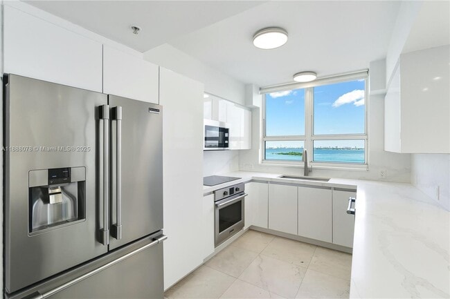Building Photo - 2000 N Bayshore Dr
