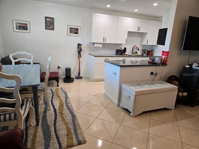 Building Photo - 650 Pinellas Point Dr S