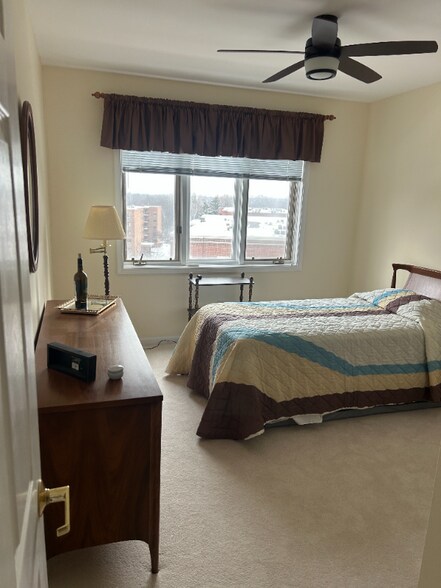 Building Photo - 650 S River Rd