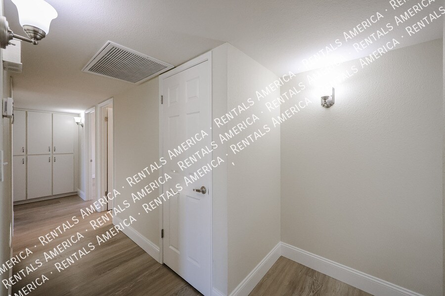 Building Photo - 11621 N 30th St