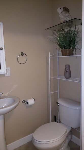 Bathroom w/ shower - 9725 SW 85th St