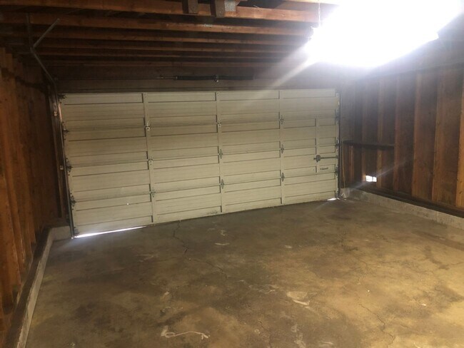 Building Photo - 3 bedroom, 1 bath house in Springfield!