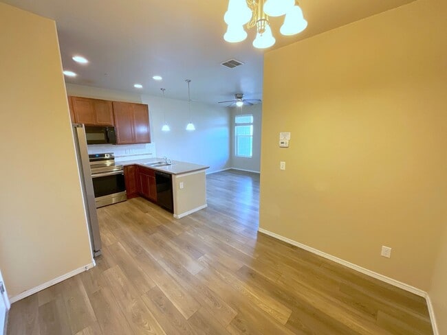 Building Photo - 3 Bedroom Townhome Available Near Constitu...