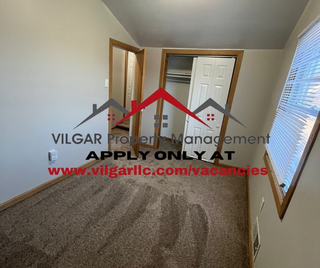 Building Photo - Step into comfort and style in this beauti...