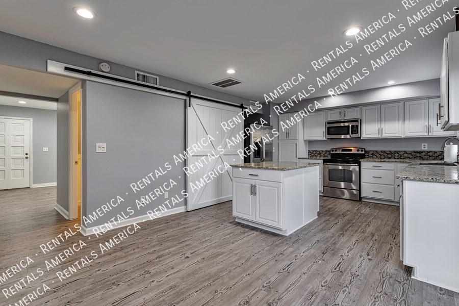 Building Photo - 2964 E Clarendon Ave