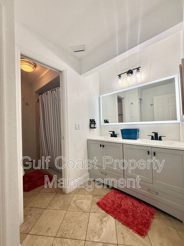 Building Photo - 2436 Abscott St