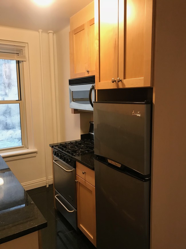 Primary Photo - 25 E 10th St