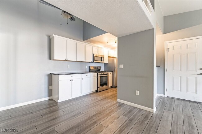 Building Photo - 950 Seven Hills Dr