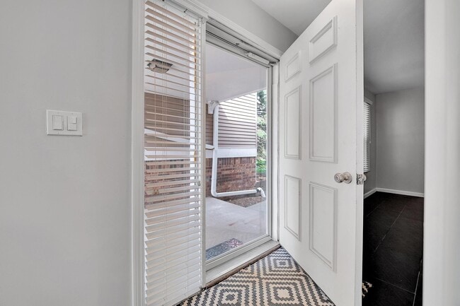 Building Photo - 41705 Broquet Dr